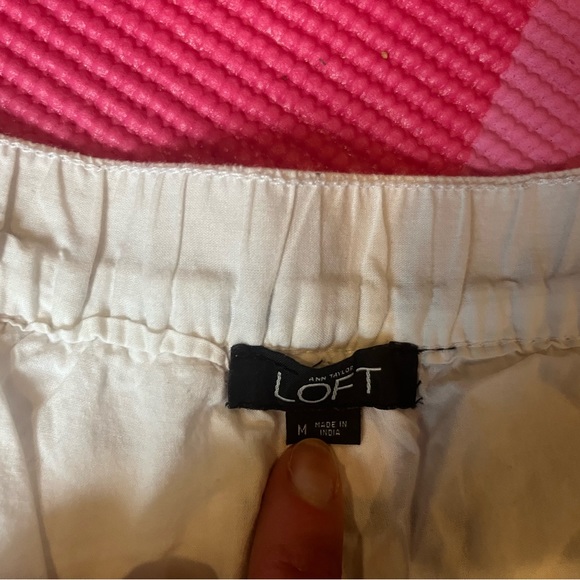 🌻3/$15 Loft shorts size M white with blue embroidery - Picture 3 of 3